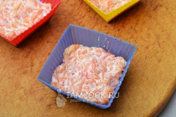 Положить слой моркови с майонезом