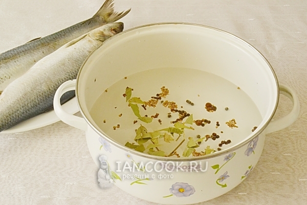 Положить специи в воду