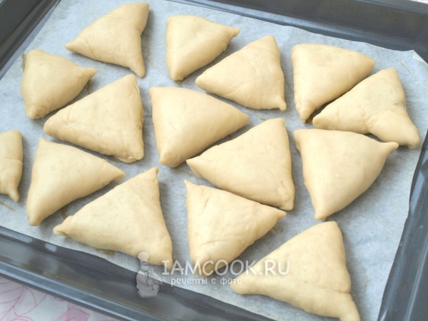 Положить пирожки на противень
