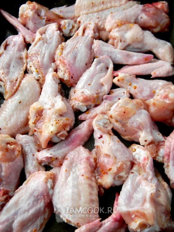 Положить крылышки на противень