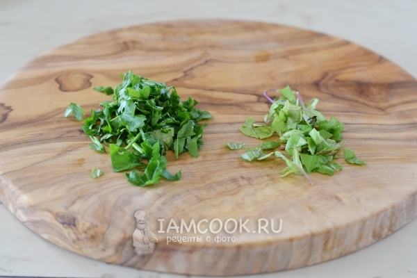 Порезать петрушку и базилик