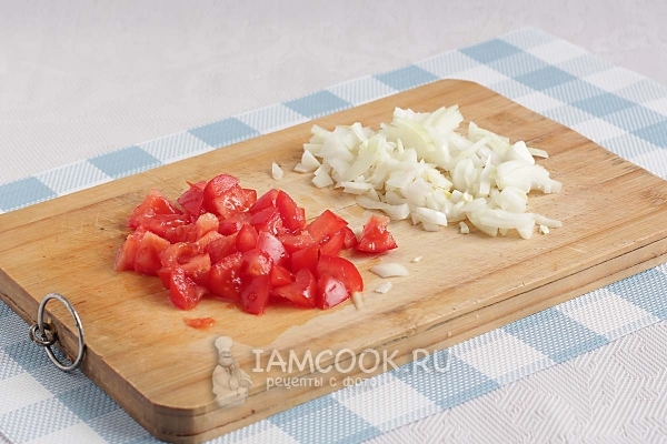 Порезать лук и помидор