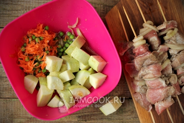 Смешать кабачок, морковь и горошек