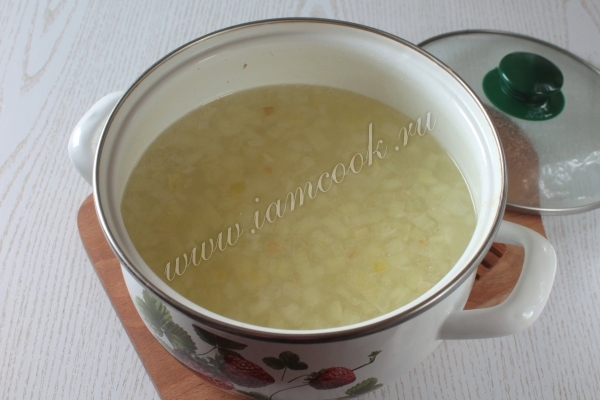 Лук с мясом в кастрюле