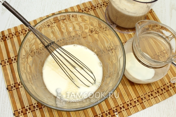 Смешать молоко с яйцом
