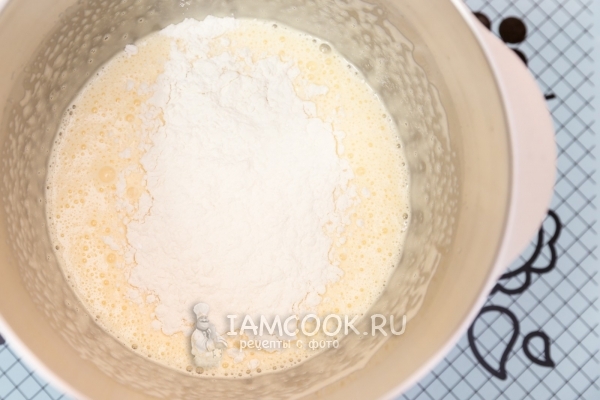 Всыпать муку