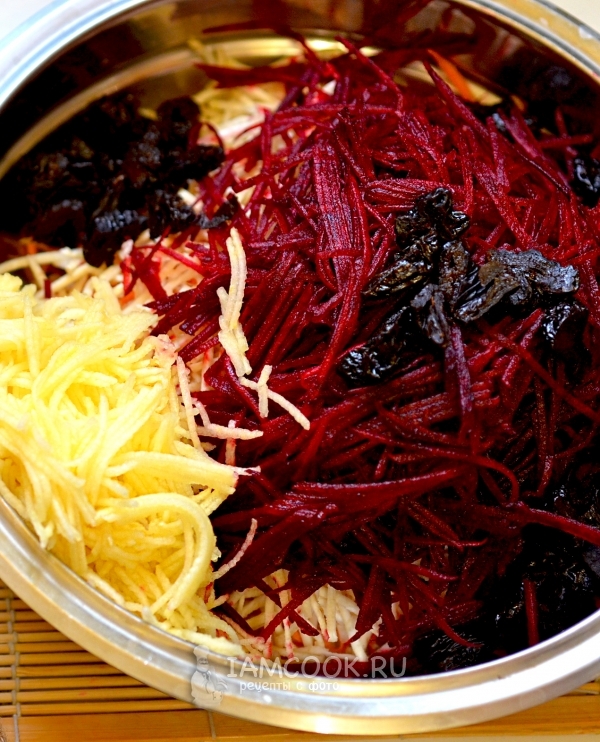 Добавить чернослив и яблоко