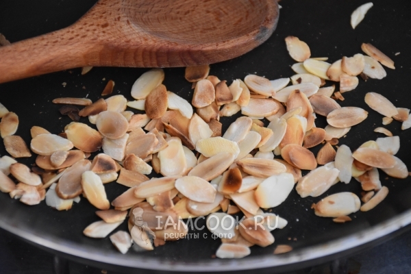 Обжарить миндальные лепестки