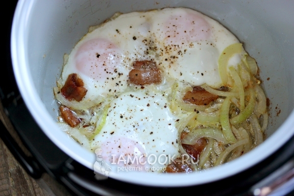 Готовая яичница в мультиварке