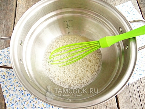 Взбить яйцо с водой и сахаром