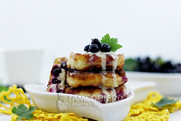 Фото сырников с черной смородиной