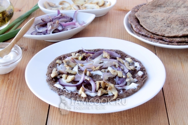 Положить на корж майонез, лук и грибы