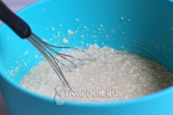 Положить яйца, масло и сахар