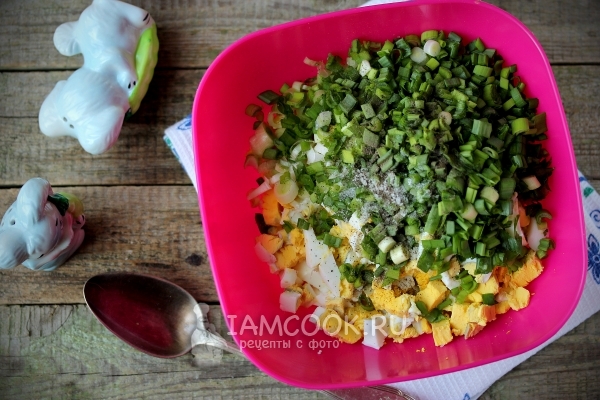 Смешать яйца с луком и специями
