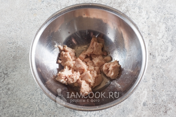 Размять печень трески вилкой