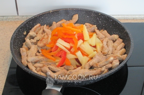 Положить перец и ананасы