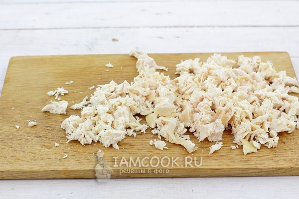 Нарезать куриное филе