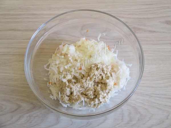 Соединить ингредиенты для фарша из квашеной капусты