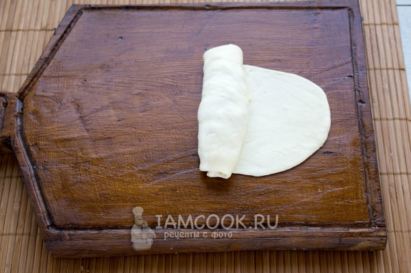 Скатать тесто с начинкой в рулет