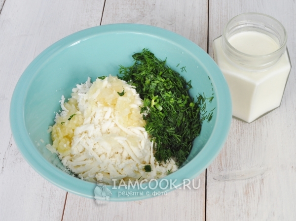 Смешать сыр, чеснок и укроп