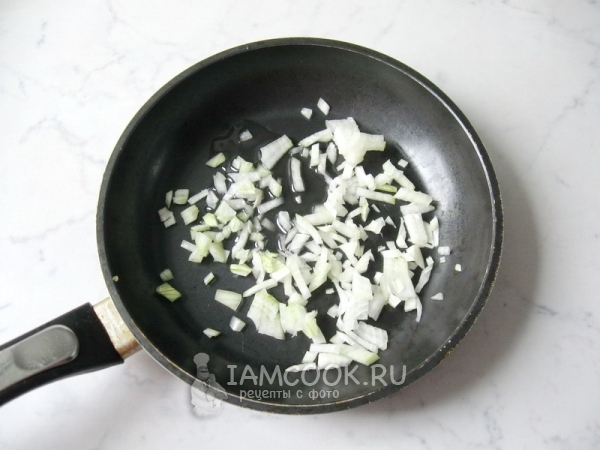 Обжарить лук