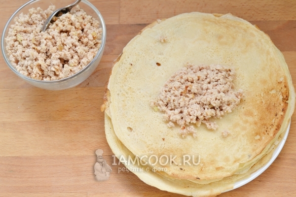 Положить начинку на блин