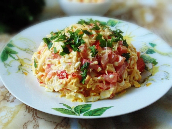 Фото рецепта из крабовых палочек и помидоров