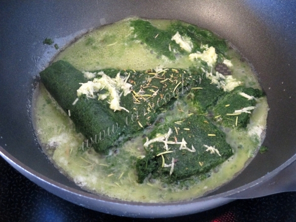 Шпинат и приправы в сковороде