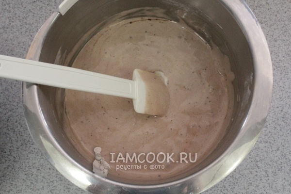 Всыпать муку и какао и размешать тесто