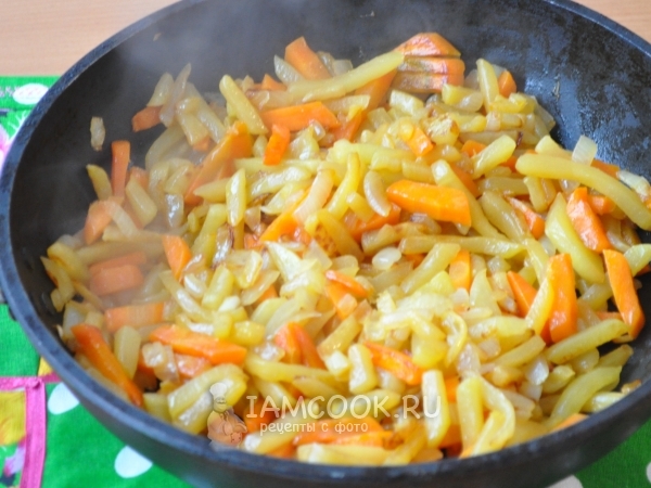 Положить лук и морковь