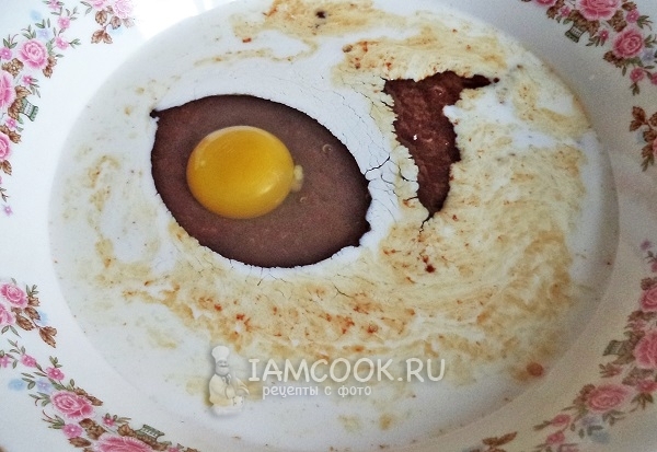 Добавить яйцо и молоко