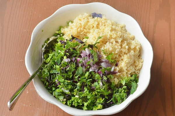 Готовим теплый салата из булгура с овощами