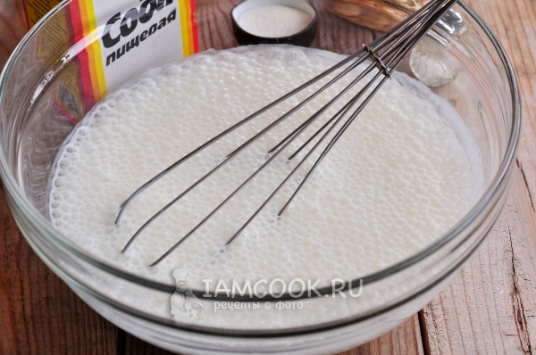 Размешать кефир с содой