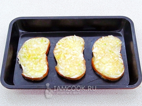 Положить луково-яичную начинку