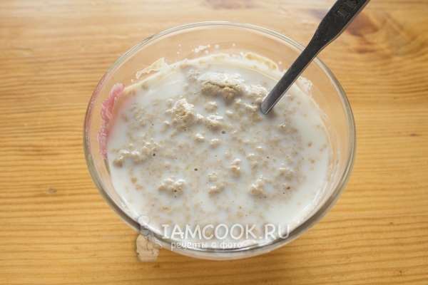 Молоко и дрожжи в миске