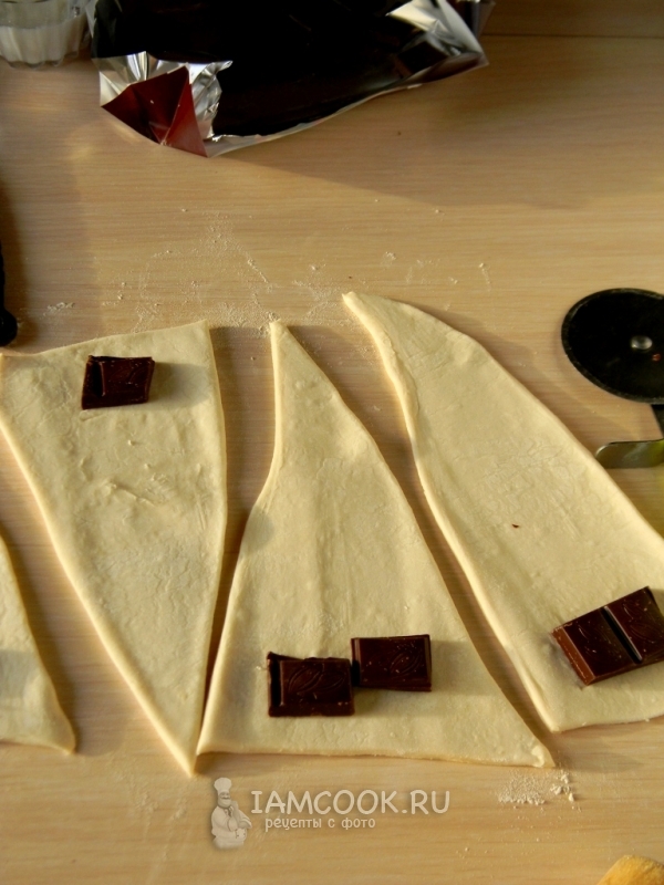 Положить на треугольник теста шоколад
