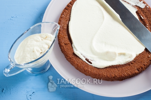 Смазать кремом корж