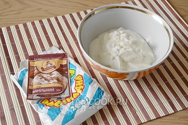 Выложить сметану в миску