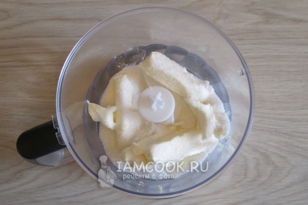Соединить в блендере сахар и масло
