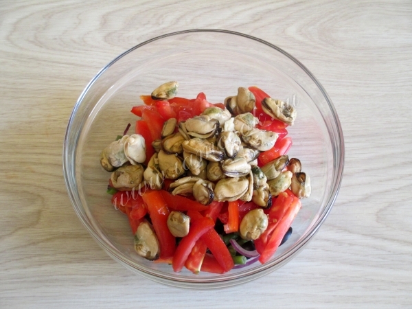 Сложить ингредиенты салата