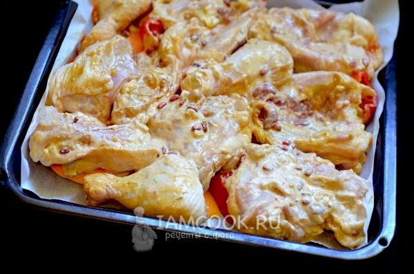 Выложить на противень курицу