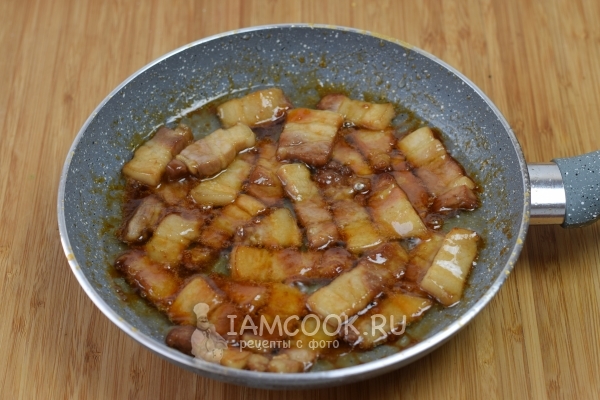 Положить на сковороду мясо