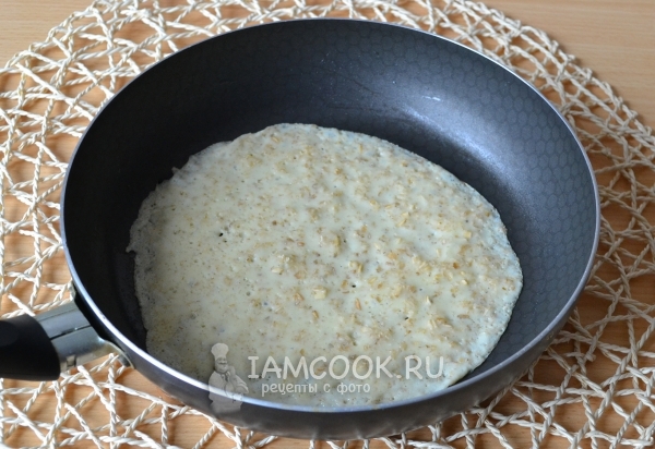 Налить тесто на сковороду