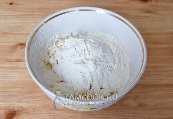 Всыпать муку