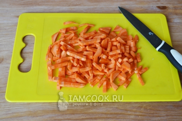 Нарезать морковь