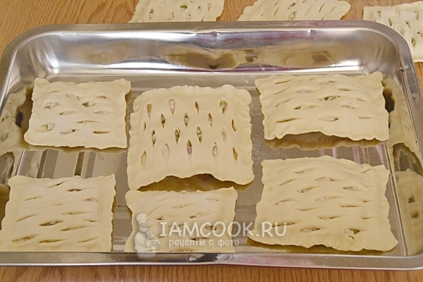 Положить слойки на противень