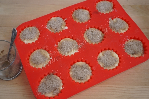 Присыпать сахаром с корицей