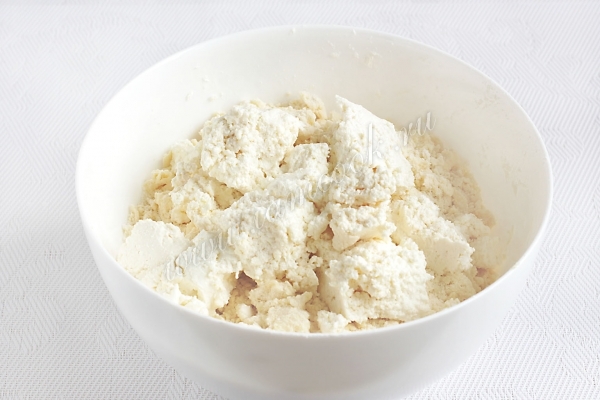 Добавить творог и замесить тесто