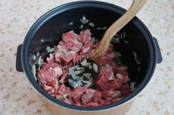 Добавить в чашу мультиварки говядину