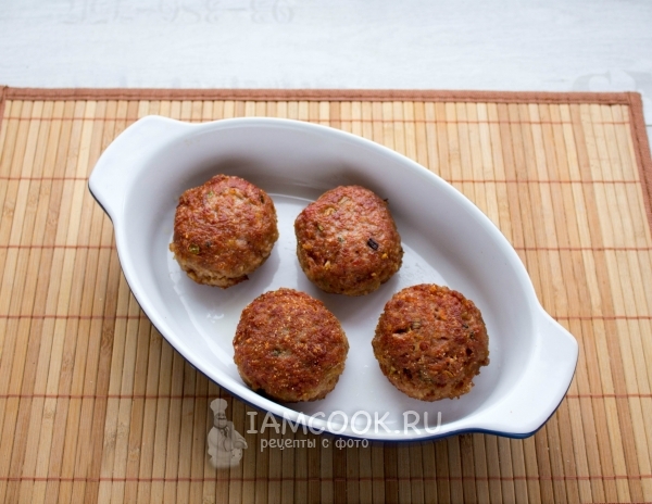 Положить тефтели в форму